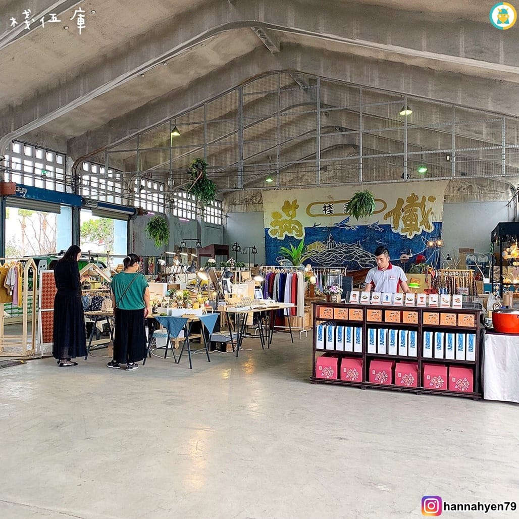 2019年高雄最新旅遊景點║港邊棧庫群║棧貳庫║白色旋轉木馬║棧伍庫║Art-Zoo藝術動物園║駁二║駁二藝術特區║摩艾║巨型扭蛋車║網美集散地║網美景點║高雄景點║高雄