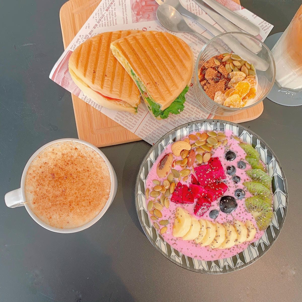 高雄下午茶║水果優格碗║卡巴拉咖啡 CABALA CAFE║高雄美食║高雄咖啡║高雄甜點║三民區美食║三民美食║文藻美食║文藻大學║高雄食記║網美集散地║網美景點║高雄 高雄下午茶║水果優格碗║卡巴拉咖啡 CABALA CAFE║高雄美食║高雄咖啡║高雄甜點║三民區美食║三民美食║文藻美食║文藻大學║高雄食記║網美集散地║網美景點║高雄