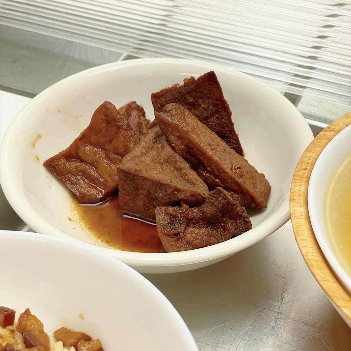 台北信義區美食║純發魯肉飯║台北美食║信義區美食║永春美食║捷運永春站║剝皮辣椒雞湯║滷肉飯║銅板美食║信義區餐廳║東區美食